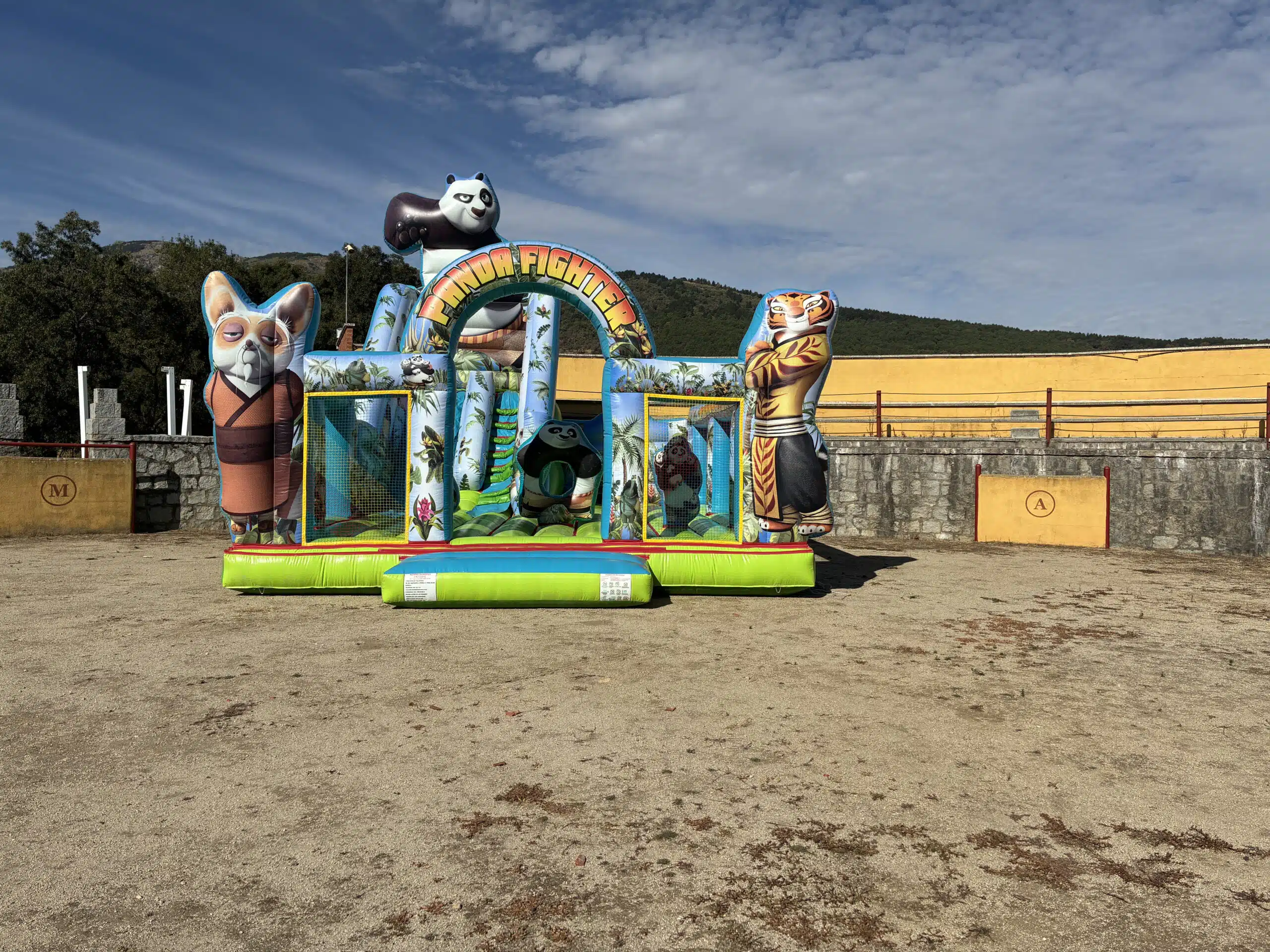 Castillo hinchable infantil temático Kung Fu Panda en finca