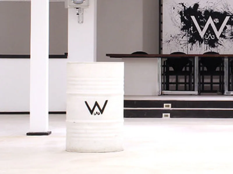 White Lab (Cuzco / Castellana): industrial y lienzos en blanco
